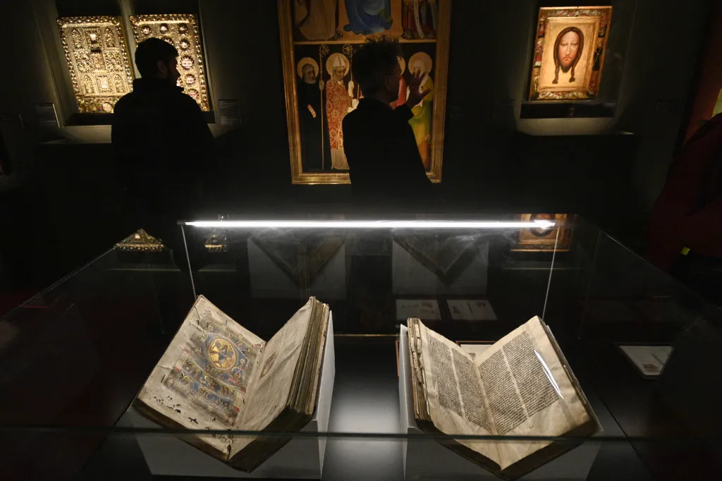 „Je tady krásný svatojiřský plenář (na fotografii), kde je opravdu to nejstarší vyobrazení svaté Ludmily,“ upozornil prorektor Univerzity Karlovy Jan Roy