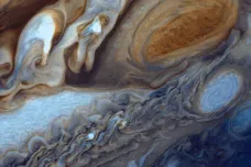 V plynném povrchu Jupiteru mohou být prohlubně až 130 tisíc kilometrů hluboké, odhalil český výzkum