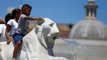 Děti v Římě si hrají v místních fontánách i pod hrozbou pokut
