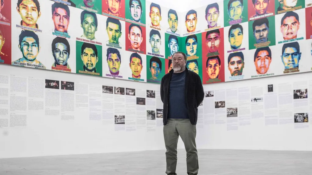 Aj Wej-Wej s portréty zmizelých studentů