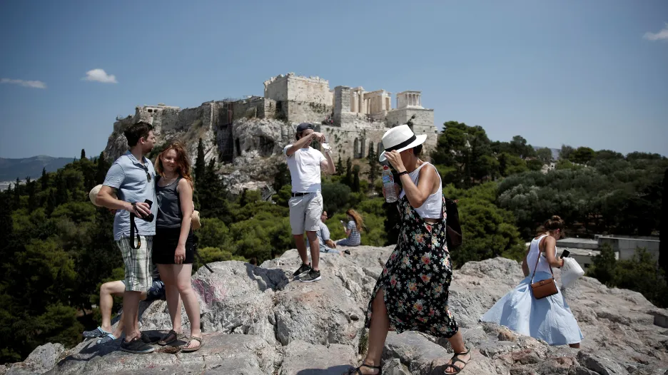 Turisté si přijeli do Řecka prohlédnout slavnou Akropolis v Aténách