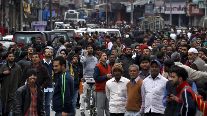 Po prvních otřesech půdy zaplnily davy ulice indického Šrínagaru