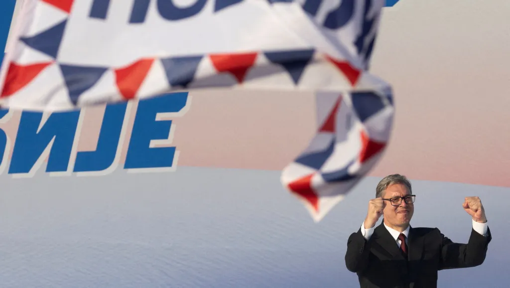 Srbský prezident Aleksandar Vučić na provládním shromáždění v Bělehradě (27. června 2026)