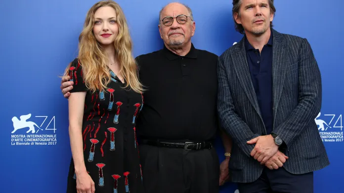 Režisér Paul Schrader (uprostřed) s herci filmu First Reformed Amandou Seyfriedovou a Ethanem Hawkem