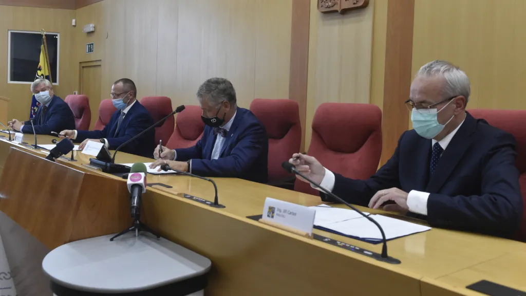 Petr Kainar (ČSSD), Jakub Unucka (ODS), Ivo Vondrák (ANO) a Jiří Carbol (KDU-ČSL) při podpisu koaliční smlouvy