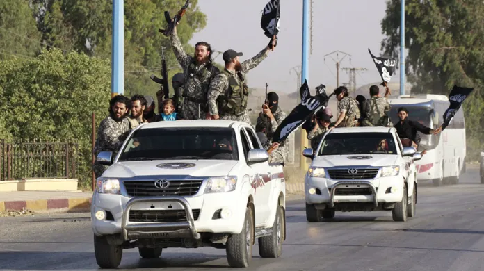 Bojovníci IS ve vozech Toyota