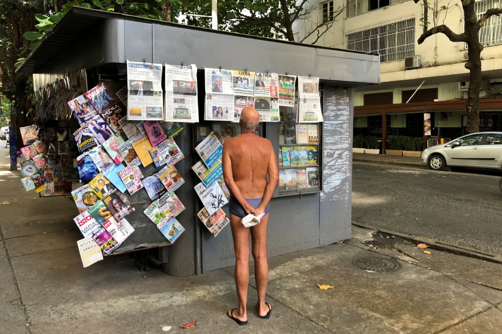 V Brazílii vládne pohoda. Starší muž si ráno vyrazil v Riu de Janeiro do stánku pro noviny