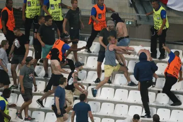 Kreml odsoudil ruské fotbalové výtržníky. Podle Lebeděva však „bránili čest země“