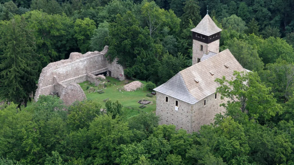 Hrad Litice na snímku z roku 2012