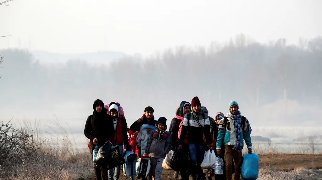 Skupina migrantů mířící k řecké hranici
