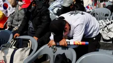 Rozhodnutí jihokorejského ústavního soudu o odvolání prezidenta Jun Sok-jola budí v ulicích radost i smutek