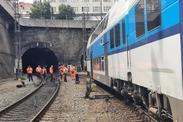 V Praze se střetl osobní vlak s posunovací lokomotivou, škoda je přes sto milionů