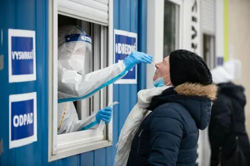 Epidemie na Slovensku zrychluje, téměř třetina země zamířila do uzávěry