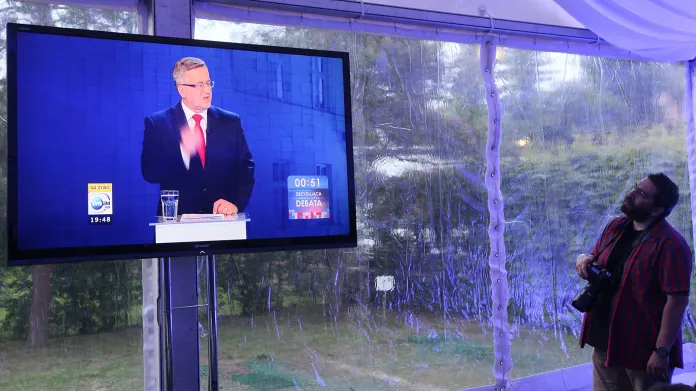 Novinář sledující televizní debatu před polskými prezidentskými volbami
