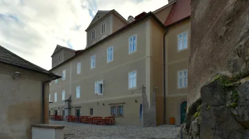 Ve zrekonstruovaných Pluhovských domech zámku v Bečově nad Teplou na Karlovarsku byla 24. listopadu 2021 otevřena expozice věnovaná relikviáři sv. Maura