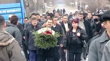 Pohřeb zavražděných Romů