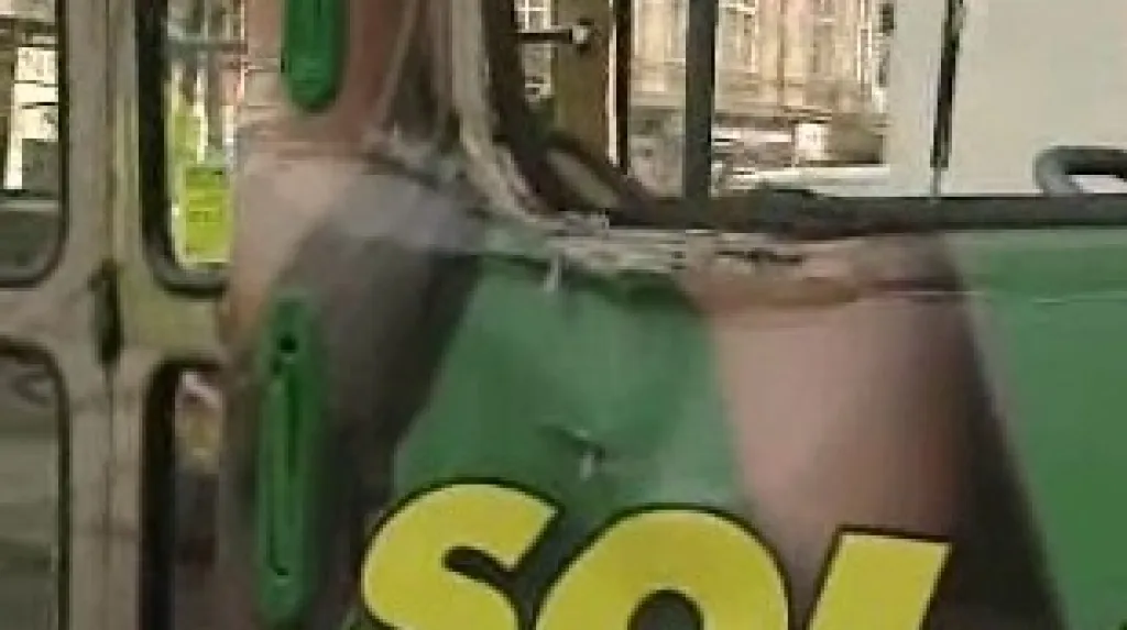 Rozbité okno tramvaje