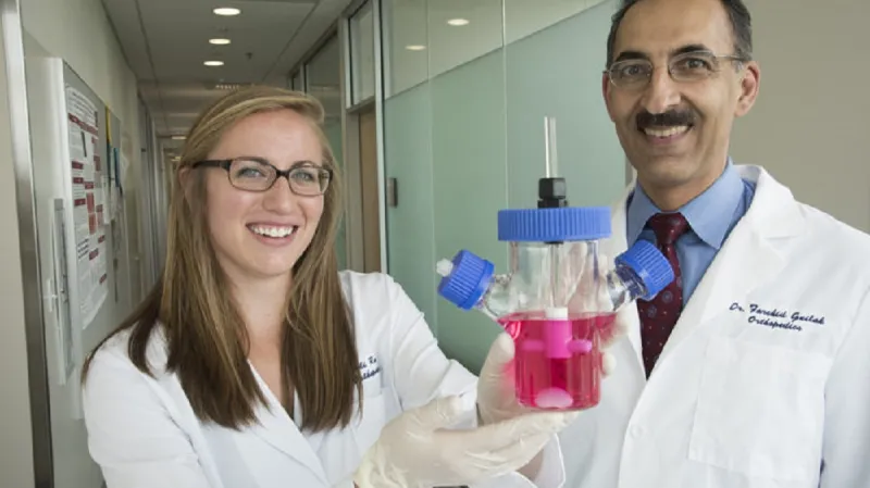 První kloubní náhrada z kmenových buněk