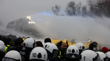 Policie použila vodní dělo proti protestujícím, kteří zablokovali příjezdovou silnici do Giessenu