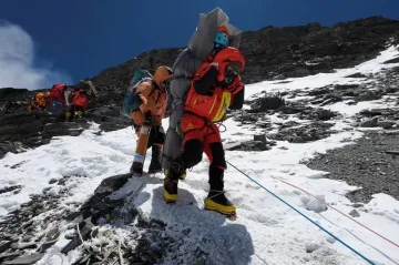 „Úžasný výkon“ nepálského šerpy na Everestu. Horolezce snesl na zádech z takzvané zóny smrti