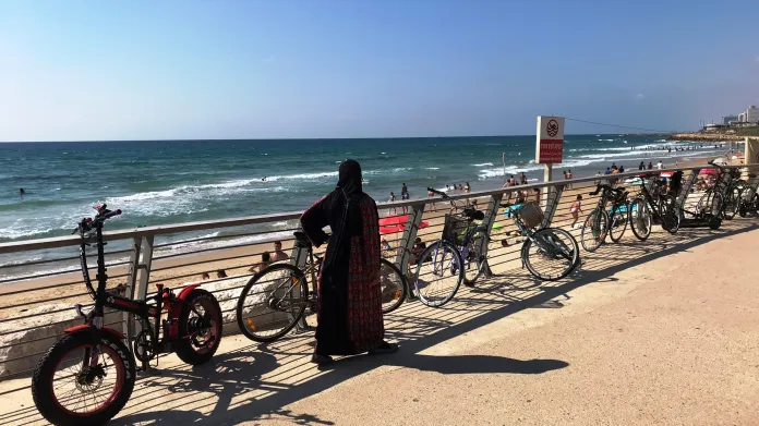 Muslimka u pláže v Tel Avivu-Jaffě