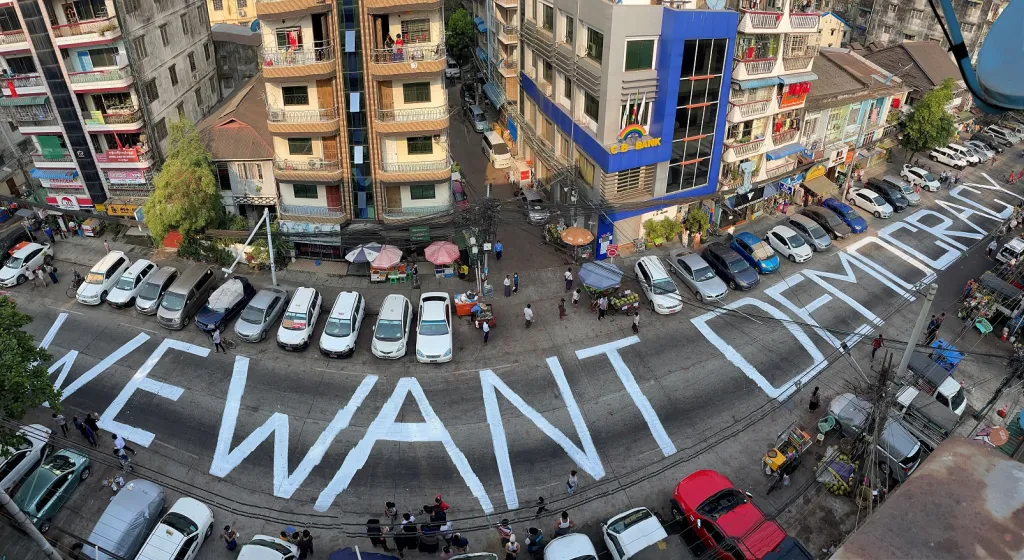 Demonstranti vytvořili nápis „We want democracy“ („Chceme demokracii“) na jedné z ulic Rangúnu