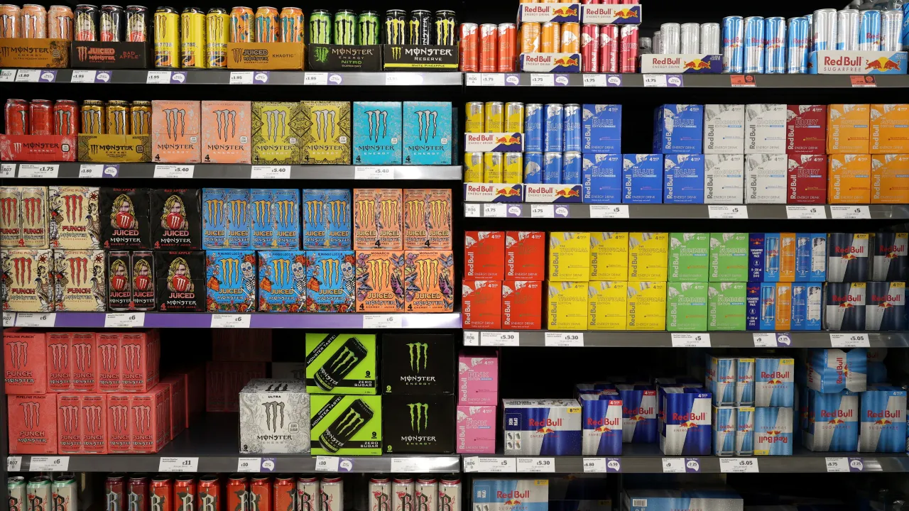 Pro děti zákaz, ve školách omezení. Návrh regulace energy drinků předělávají poslanci