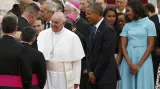 Papeže Františka přijal na základně Andrews Barack Obama s manželkou Michelle