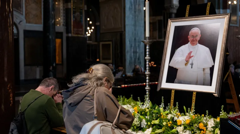 Modlitba za zesnulého papeže v Londýně