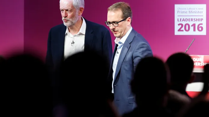 Corbyn, nebo Smith? Britští labouristé vybírají nového šéfa