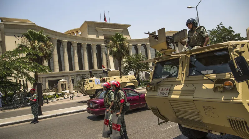 Egyptská vojenská policie před nejvyšším soudem