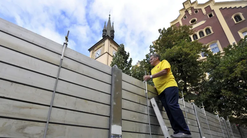 Primátor Svoboda kontroluje protipovodňovou hráz