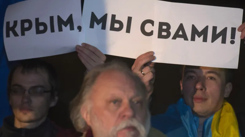 Demonstrace před ruskou ambasádou v Praze