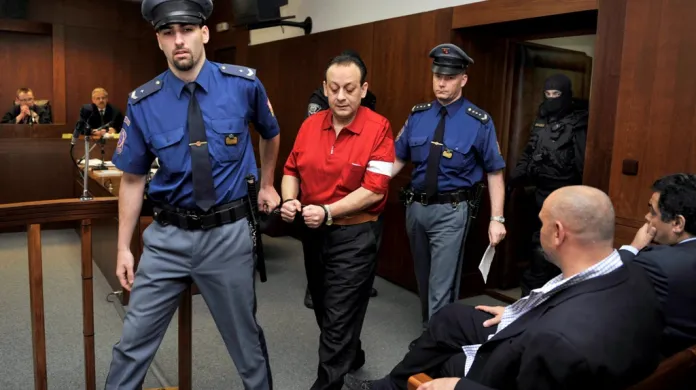 Jeden z pětice obžalovaných olašských Romů Ladislav Daniš v jednací síni olomouckého vrchního soudu. Vpravo zády sedí další dva obžalovaní Jiří Daniš a Ladislav Grulo (zcela vpravo).