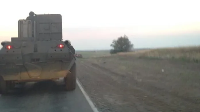 Svědectví od ukrajinské hranice: Kolona 20 obrněných transportérů směřuje k hranici