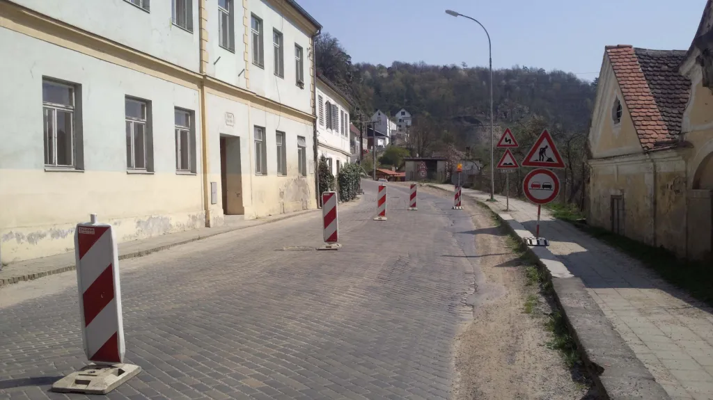 Uzavírka, která omezuje vjezd do zámku Vranov nad Dyjí