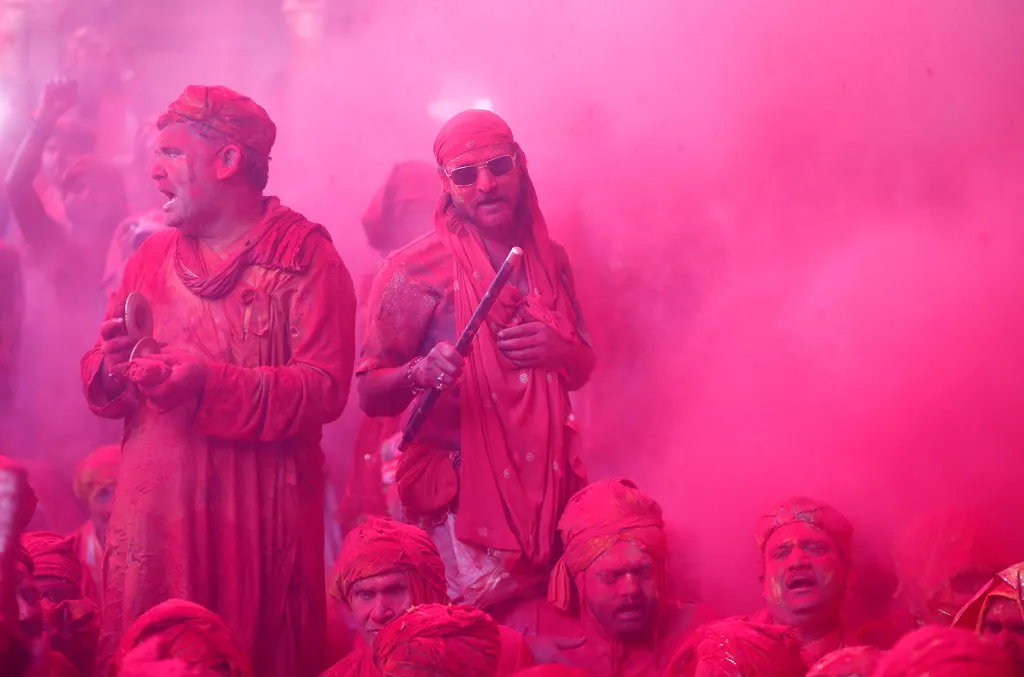 Oslava hinduistického svátku barev Hólí v indickém městě Barsana