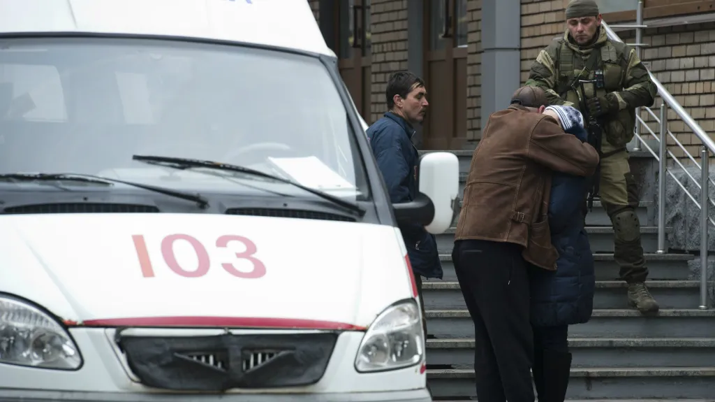 Příbuzní horníků čekají před doněckým dolem na zprávy od záchranářů