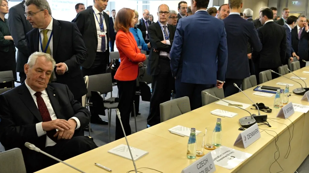 Miloš Zeman a Lubomír Zaorálek na summitu v Rize