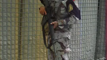 Irácký voják na kontrolním stanovišti