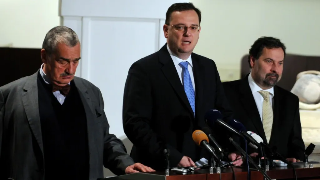 Tisková konference po nočním hlasování o reformách