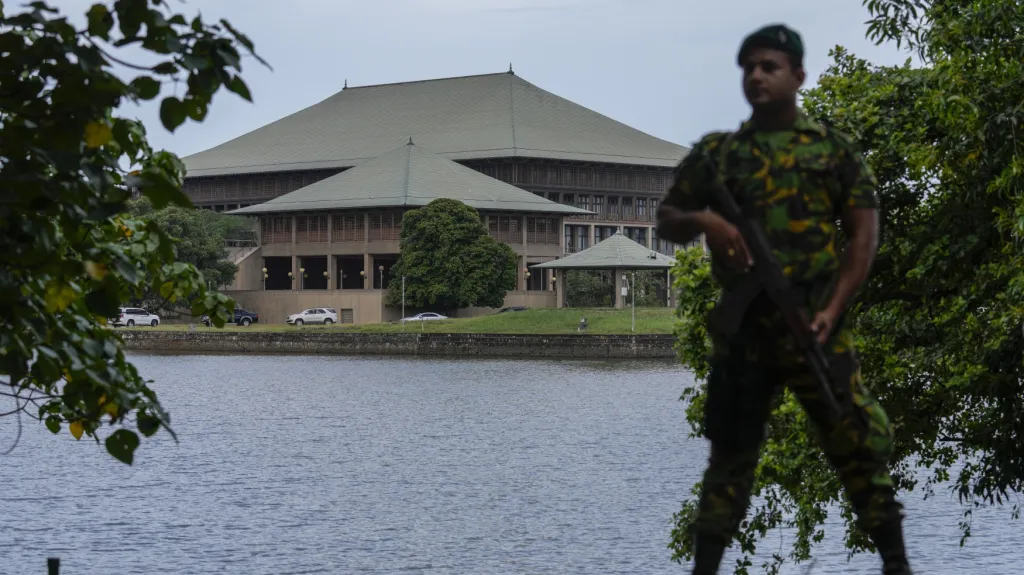 Srílanský voják před budovou parlamentu v Kolombu