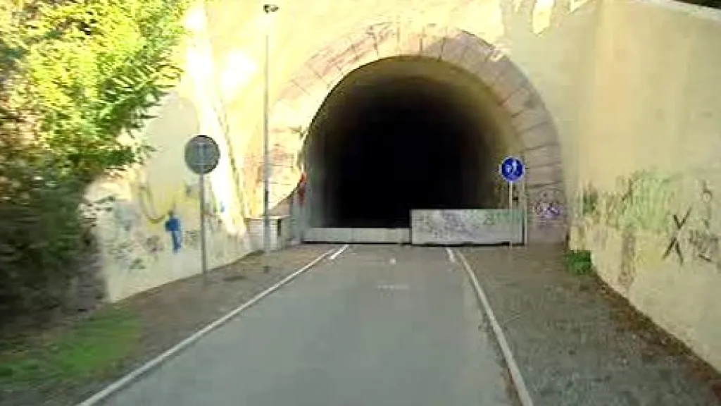 Uzavřený vjezd do tunelu pod Vítkovem