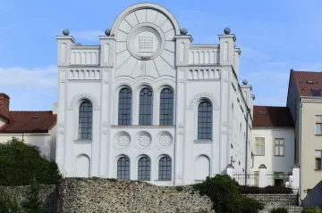 Židovskou komunitu připomíná upravená proluka u hranické synagogy. Pamětní desku doplnila plastika