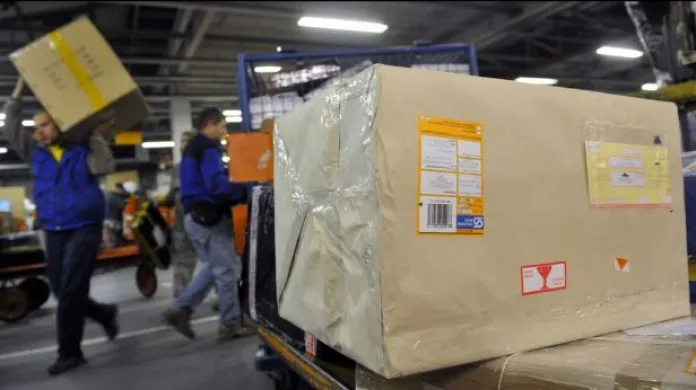 Česká pošta doručí se zpožděním asi 30 000 balíků