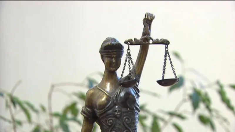 Platy soudců a žalobců v ohrožení (Zprávy ve 23)