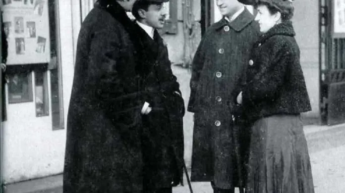 Frtiz Grünbaum (druhý zleva) před jedním z vídeňských kabaretů (1908)