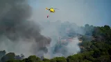 Hasiči bojují s požáry ve španělském městě San Martin de Valdeiglesias, poblíž Ávily