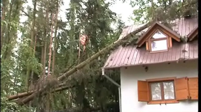 Odklízení škod, které napáchala vichřice