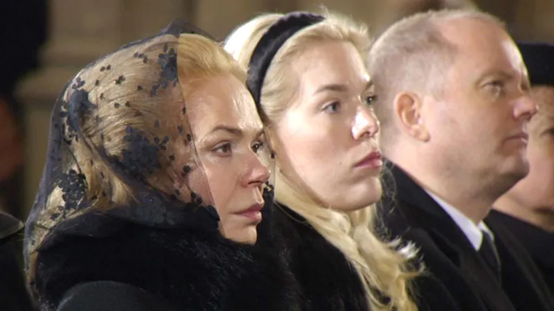 Dagmar Havlová a její dcera Nina při pohřební řeči Václava Klause